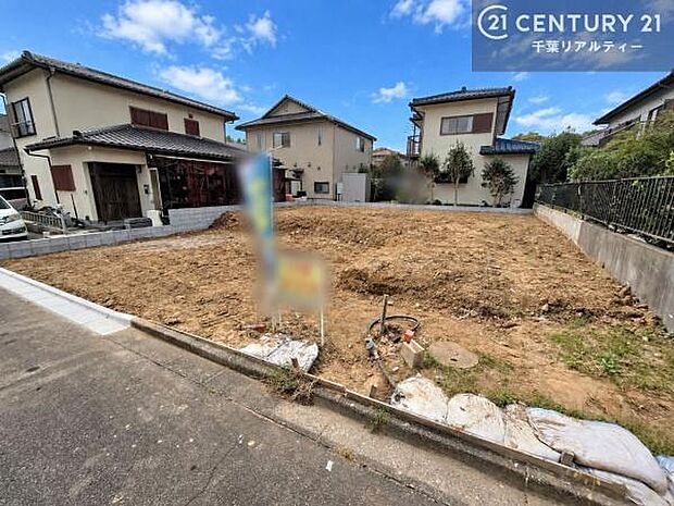 完成が待ち遠しい、建築中の新築戸建て。 現地では周辺環境や敷地の広さなどをご確認いただけます。完成後の暮らしをイメージしながら、ぜひ現地をご見学ください。