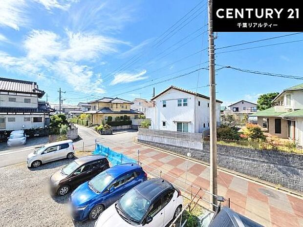 晴れた日には青い空を見渡せる開放的な時間を楽しめます。気持ちの良い風が通り抜ける街並みです!