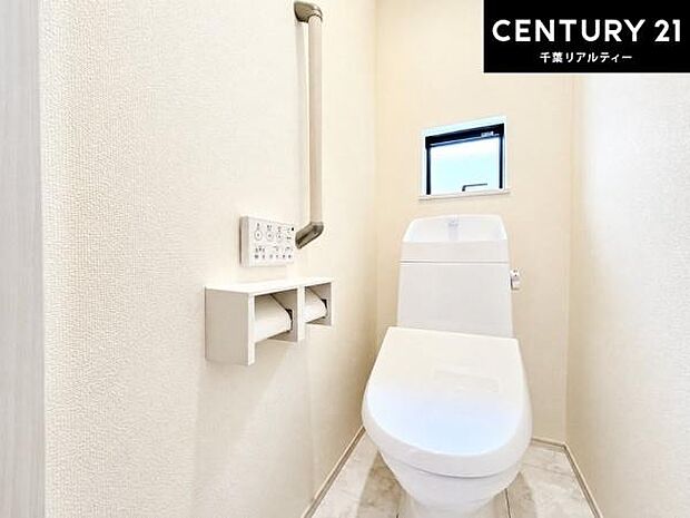 1・2階にトイレがございます！朝の忙しい時間帯も待たずにすみそうですね。白を基調とした清潔感のあるトイレでお手入れがしやすいです！