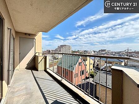 落ち着いた住宅街の景色を望みながら、視界もしっかり確保された眺望。街並みを身近に感じつつ、ゆったりとした開放感を楽しめます。