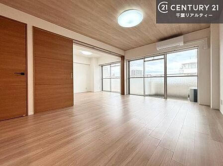 大きな窓から陽光が差し込む、明るく心地よいリビング。外の明るさを室内まで取り込むことで、開放感のある伸びやかな住空間を演出しています。