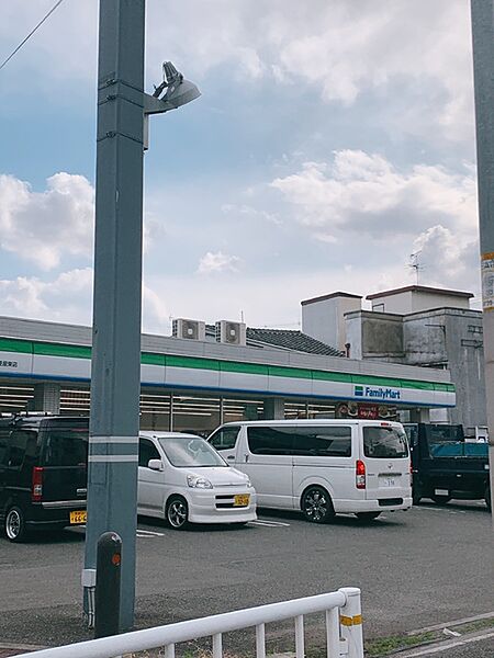 ファミリーマート東大阪菱屋東店まで749m