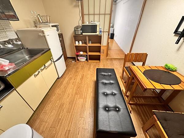椅子にテーブルもあります