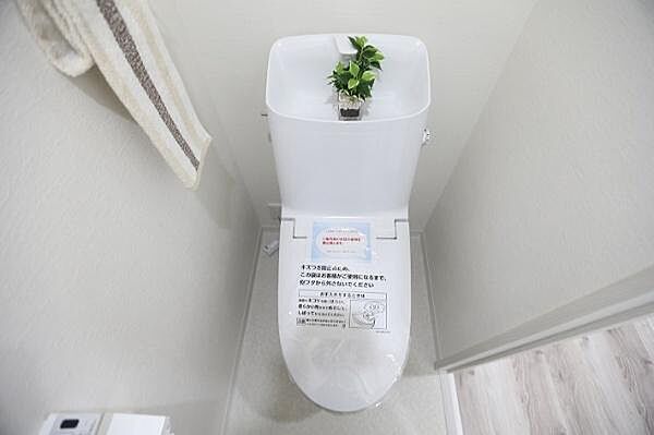 トイレはシンプルなデザインながら、使いやすい温水洗浄便座が設置されております。