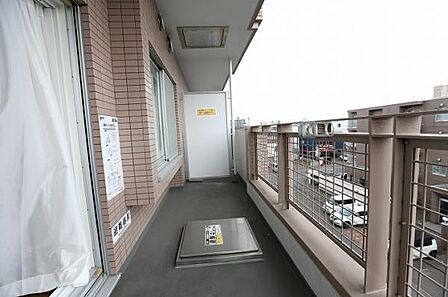 リビングから直接出入りが可能なバルコニーでございます