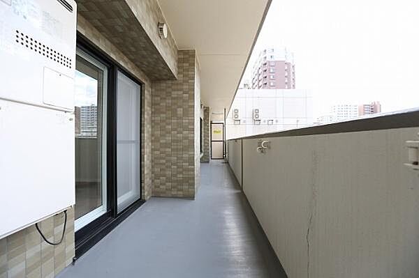 全居室から直接出入りいただけるバルコニーとなっており、19.44平米と広々とした空間が魅力でございます。