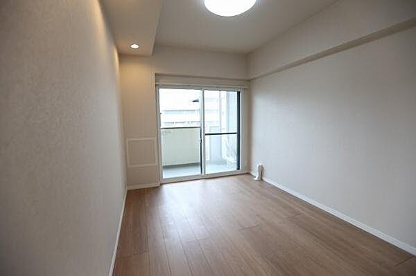 約6.7帖の洋室で、バルコニーへ直接出入りいただけるお部屋でございます。