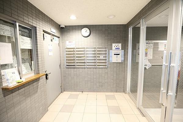 エントランスでございます。正面にはメールボックス、左側には管理人室がございます。また、オートロックも完備されており、防犯面にも配慮された仕様となっております。
