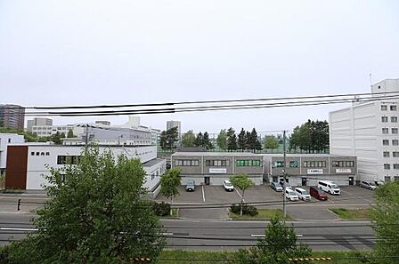 リビングより出入り可能なバルコニーからの眺望でございます。
