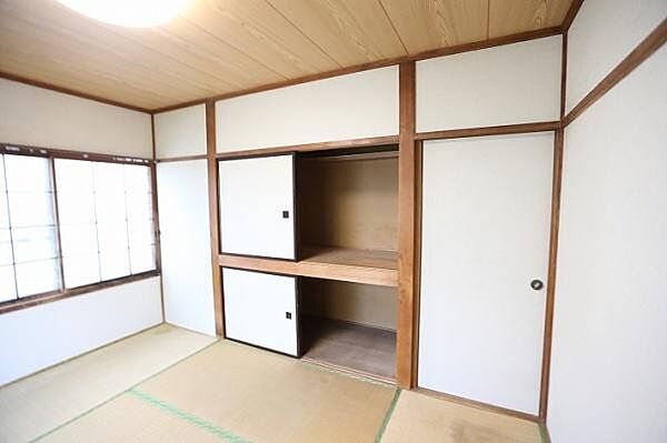 南側約6.0帖の和室がございます。押し入れも広く、収納力の高いお部屋となっております。