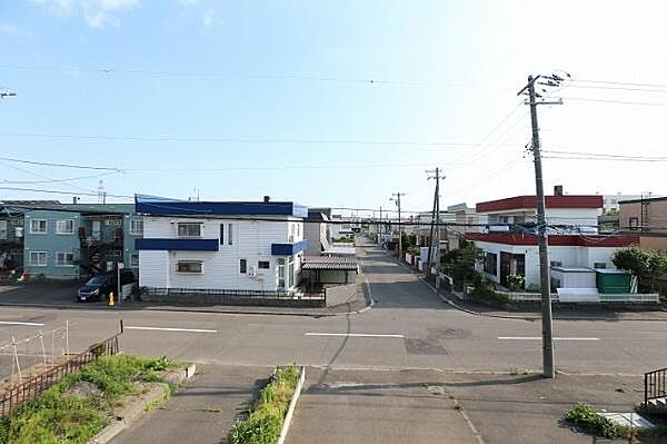 2階南側約6.0帖の和室からの眺望でございます。