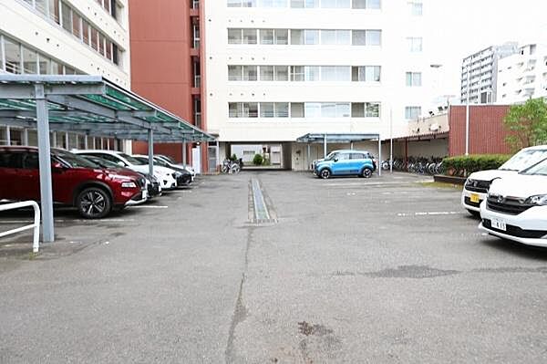 平置き駐車場でございますが、現在は満車となっております。