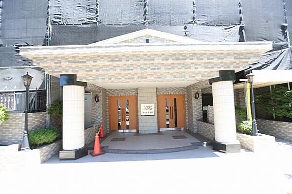 マンションの入り口でございます。