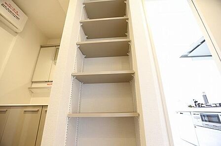 洗面化粧台の右側には、棚の高さを自由に調整できる可変棚を備えた、収納力に優れた収納スペースがございます。