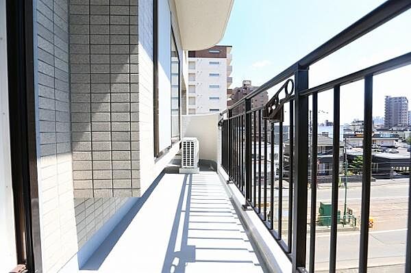 リビングから直接出入りができるバルコニーでございます。開放感があり、お洗濯物やお布団干しにも便利にご利用いただけます。