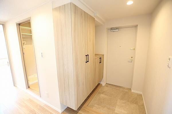 玄関には、デザイン性と使い勝手を兼ね備えたシューズボックスを備えております。