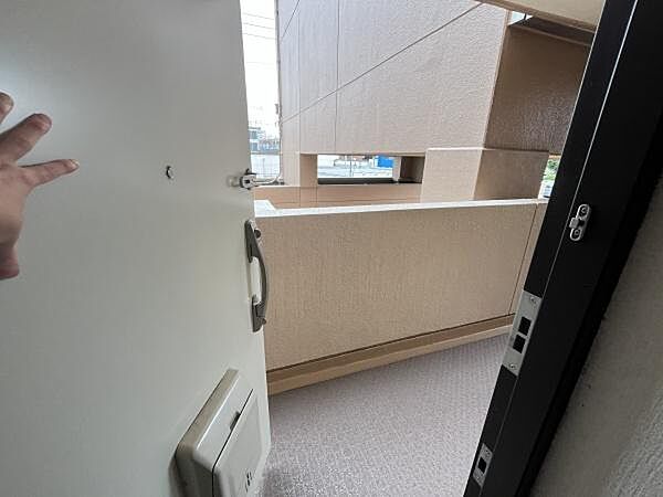玄関前です