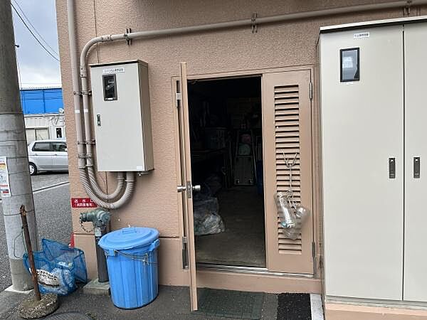 敷地内ゴミ捨て場でございます