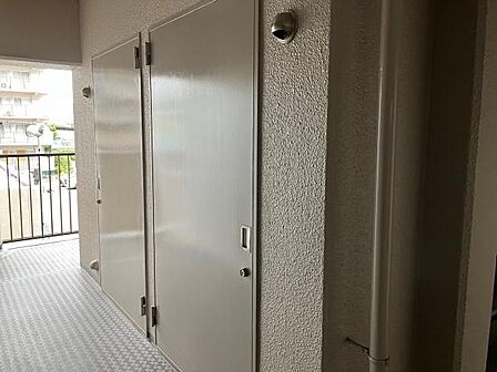 玄関前の共有部分に専用トランクルームがあります。無料で利用できます。トランクルームには、ゴルフバックや釣り道具など趣味の道具やお子様の部活の道具など置くのに便利です。