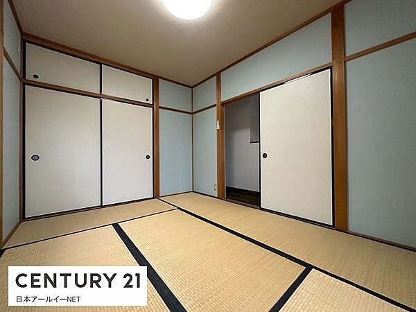畳が敷かれた和室は落ち着いた雰囲気が広がっています。引き戸の収納スペースも充実しているためすっきりとした室内を保てます。シンプルな色使いが空間を広く見せています。