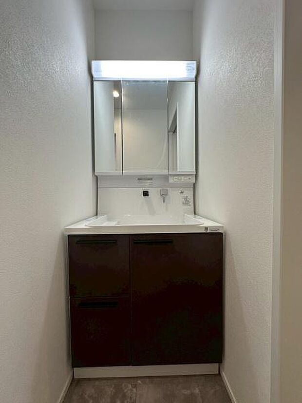 スッキリとしたオシャレな洗面化粧台です。