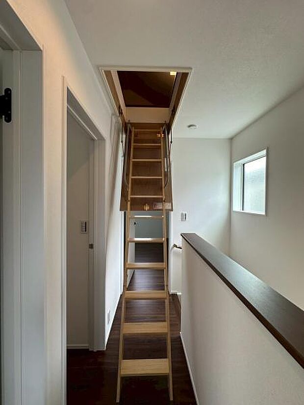 天井裏収納階段です!