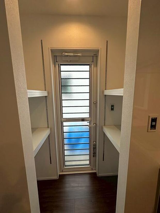 キッチン横の収納です