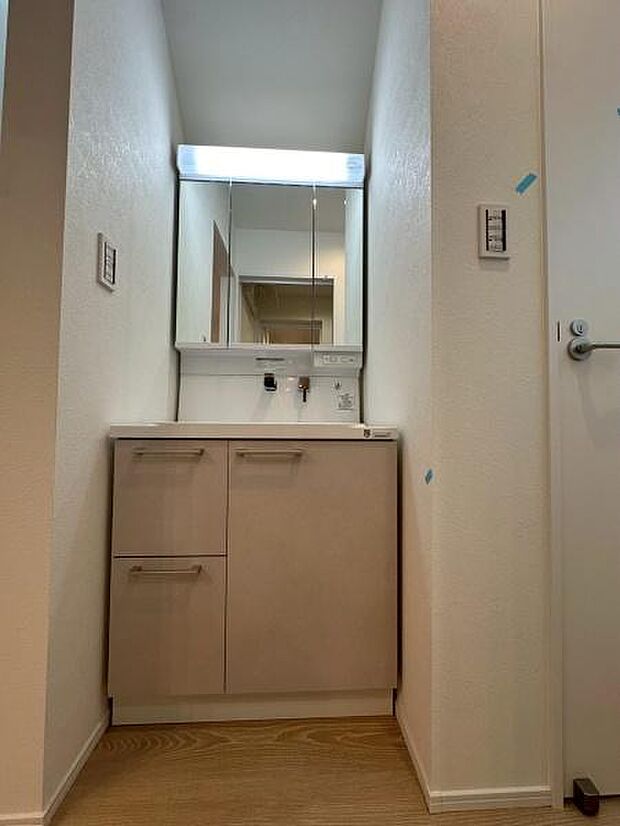 スッキリとしたオシャレな洗面化粧台です。