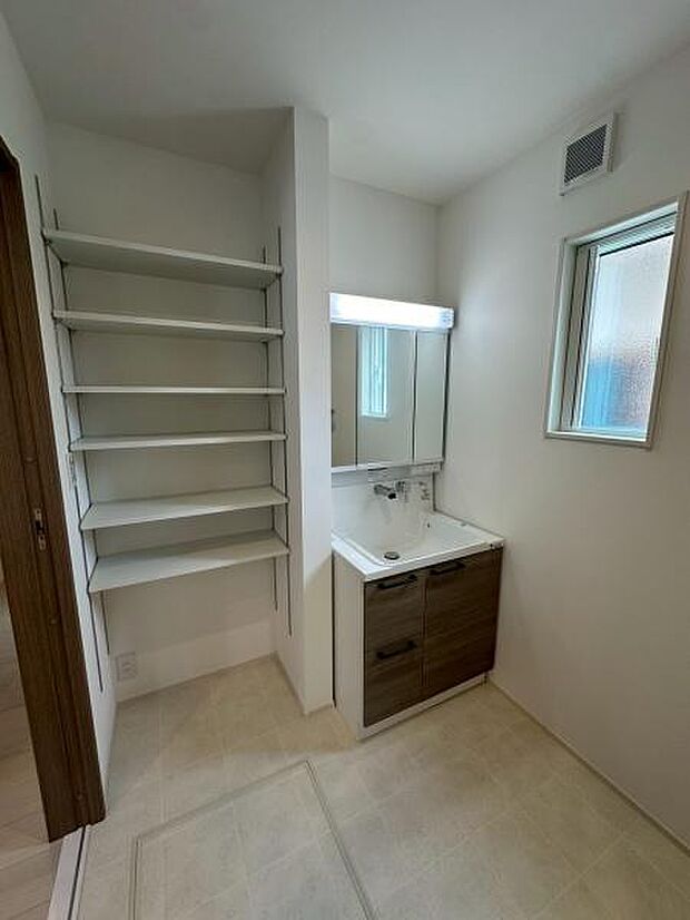 スッキリとしたオシャレな洗面化粧台ですが収納部分はたっぷりあります！可動棚収納も使い勝手◎