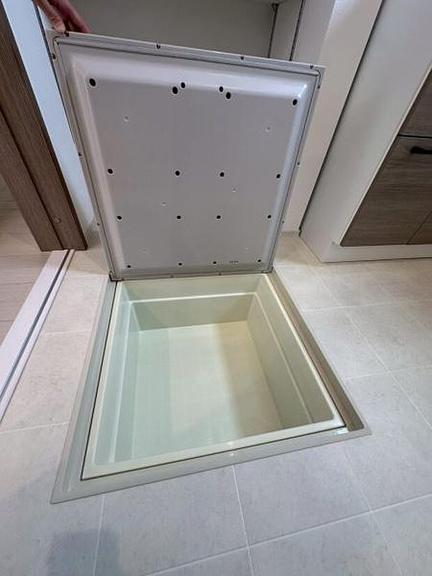 洗面所の床下収納です！