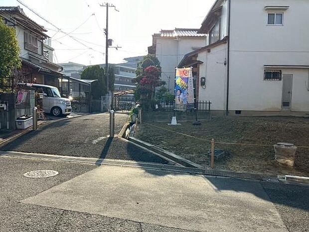 閑静な住宅地に位置し落ち着いた環境が広がっています。敷地前の道路は広めで車の出入りも便利です。陽当たりも確保されており開放感を感じられます。周辺には住宅が集まり暮らしやすい環境です。