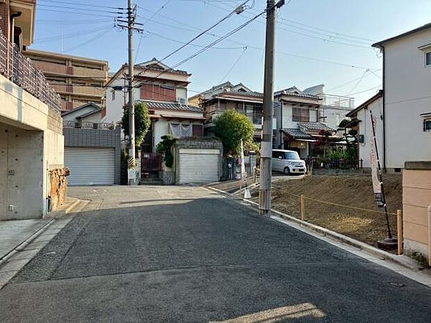 落ち着いた雰囲気の住宅街に位置しています。前面道路が広く車の出し入れがしやすそうです。周囲には住宅が並び静かな環境が感じられます。暮らしやすさを重視する方におすすめできそうです。