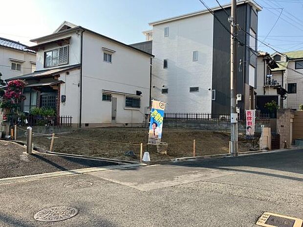 角地に位置する土地です。周囲は住宅が並び開放感があります。道路に面したアクセスが魅力的です。整地済みで建築計画がしやすいです。静かな住宅街に位置しています。