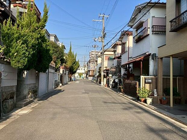 閑静な住宅街の一角に位置するため落ち着いた雰囲気が魅力です。前面道路が広く車の出し入れもスムーズに行えます。道沿いには植栽やガーデニングが楽しめるスペースが多く見られます。