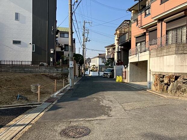 閑静な住宅街に位置し周囲には整然とした住まいが並んでいます。前面道路がゆったりとしており車の出入りもスムーズです。近隣には生活に便利な施設が揃っています。日当たりの良さも魅力です。