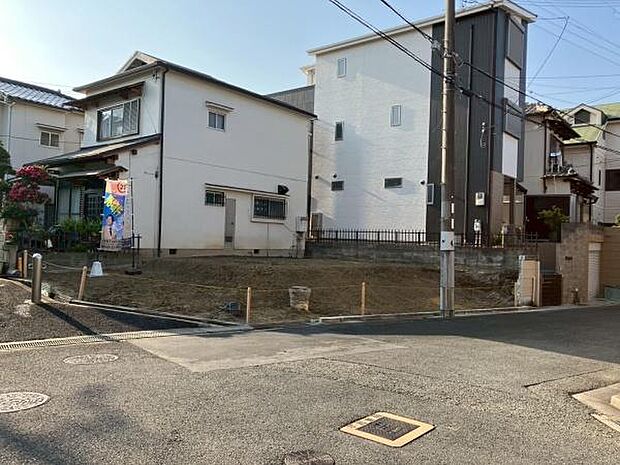 角地に位置しており開放感があります。前面道路が広めで車の出し入れがしやすいです。周囲は落ち着いた環境となっております。建築の自由度が広がります。日当たりも期待できるポジションです。