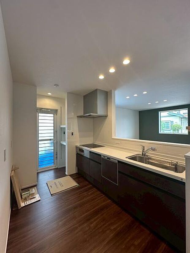 収納スペースも豊富なシステムキッチン