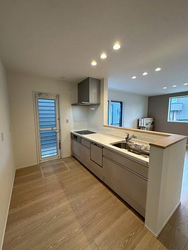 収納スペースも豊富なシステムキッチン