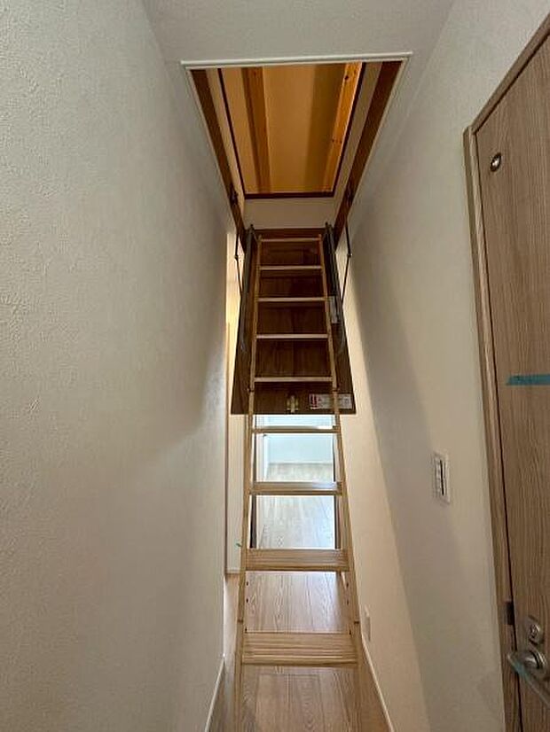 天井裏収納階段です!