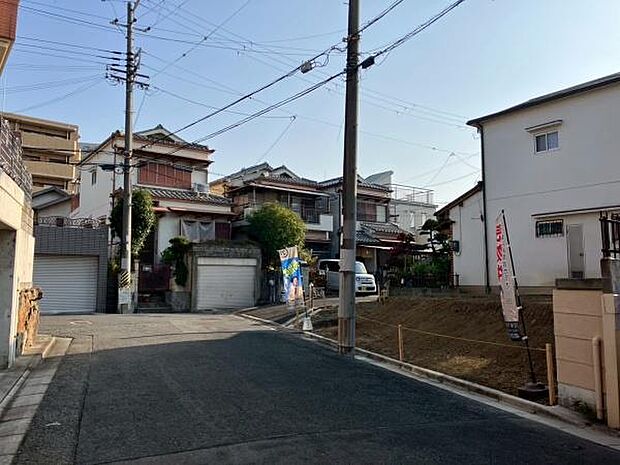 周辺は落ち着いた住宅街で道幅も広く車の出入りがしやすい立地です。前面道路は整備されており生活利便性が感じられます。周囲に高い建物が少なく開放感が確保されています。電柱や配線もすっきりしています。