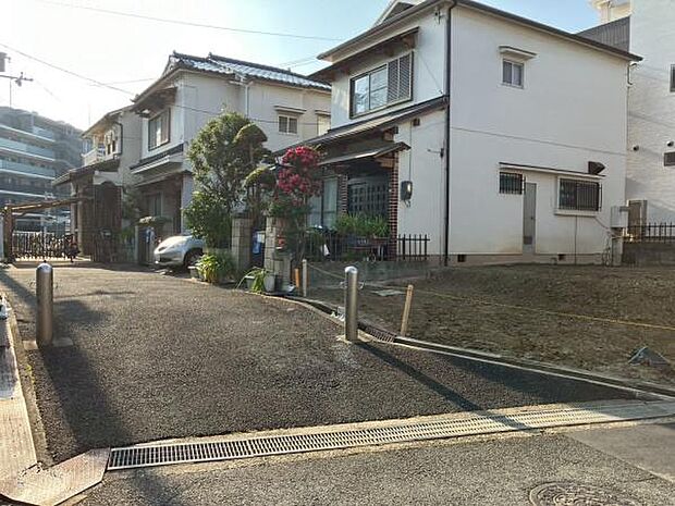 落ち着いた住宅街に位置する外観が印象的な建物です。整えられた植栽が玄関周りに彩りを加えています。駐車スペースもあり利便性を感じられる一軒家です。採光も期待できる明るい角地に建っています。