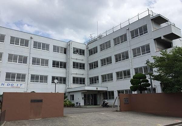 高槻市立川西中学校まで660m