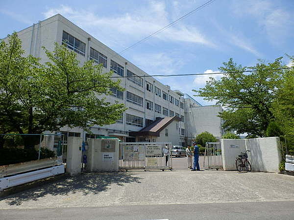 校舎の外観が明るく開放的な印象を与えます。敷地には緑が豊かで周囲の環境も整っています。門前も広く通行がしやすいレイアウトです。正面には駐輪スペースも確保されています。