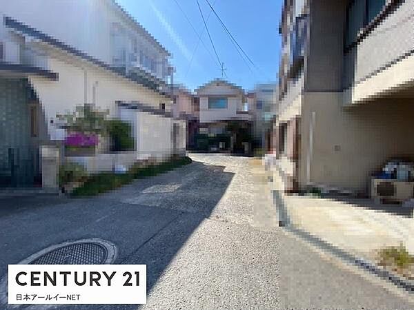 現地の前面道路は落ち着いた雰囲気で周囲の住宅も整然としています道路幅も余裕がありスムーズな出入りが可能です