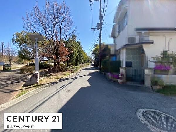 周辺には公園があり、樹木が多く自然を感じられる環境です日当たりも良く視界が広い前面道路です