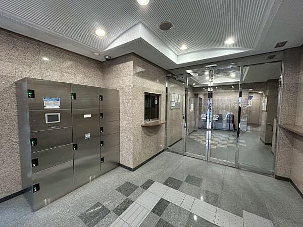 正面エントランスには宅配BOXとオートロック完備です♪