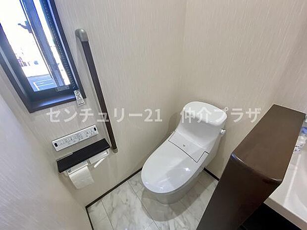 シンプルなデザインのトイレ。