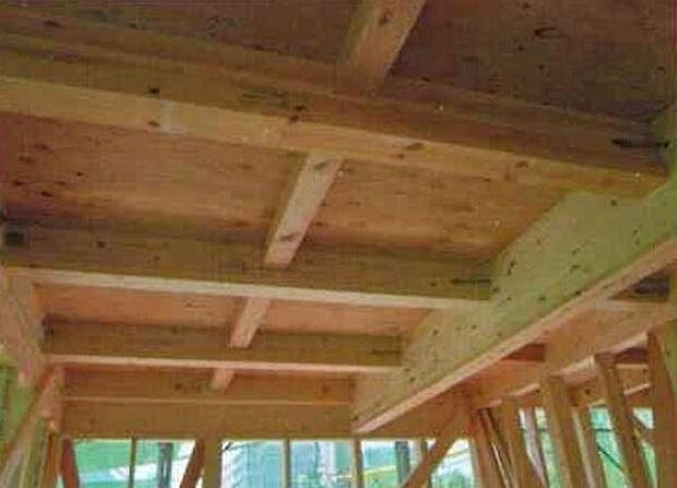構造用面材を土台と梁に直接留めつける工法で床をひとつの面として家全体を一体化！横からの力に強い構造です！