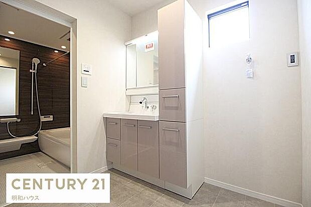 収納充実三面鏡付シャンプードレッサー！