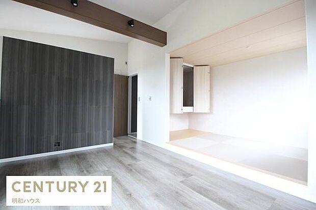 リビング横の畳コーナー!吊押入あり!